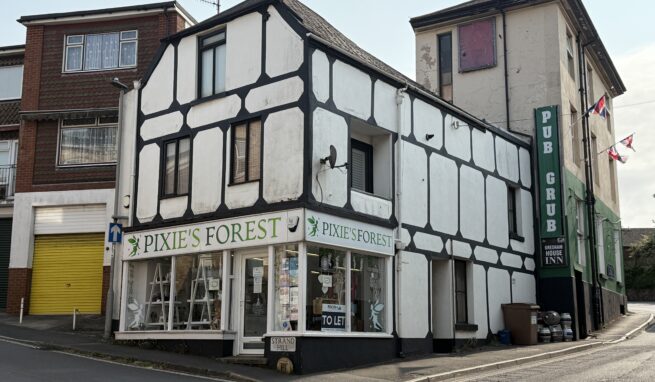 A well presented Town Centre Retail Unit with excellent main road visibility in coastal town of Dawlish