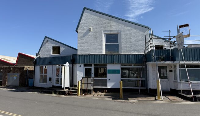 Office / Showroom / Studio premises in a convenient location in Pinhoe on the edge of Exeter with 3 parking spaces
